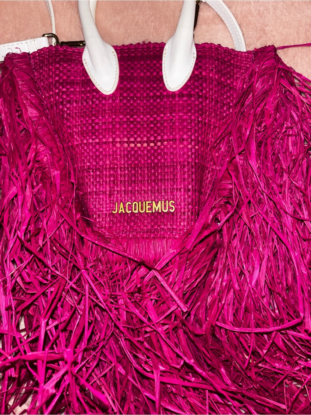Jacquemus Hot Pink Raffia Fringe Tote with White Handles - Picture 2 of 6